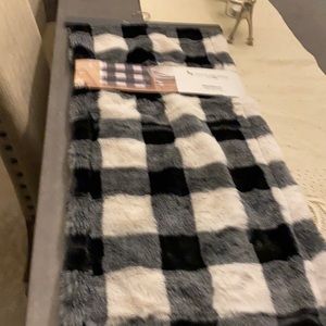 Kookaburra by UGG  table runner so soft 14x72 inches the softest UGG faux fur